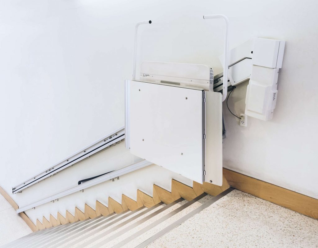 Ein Treppenhaus mit Treppenlift