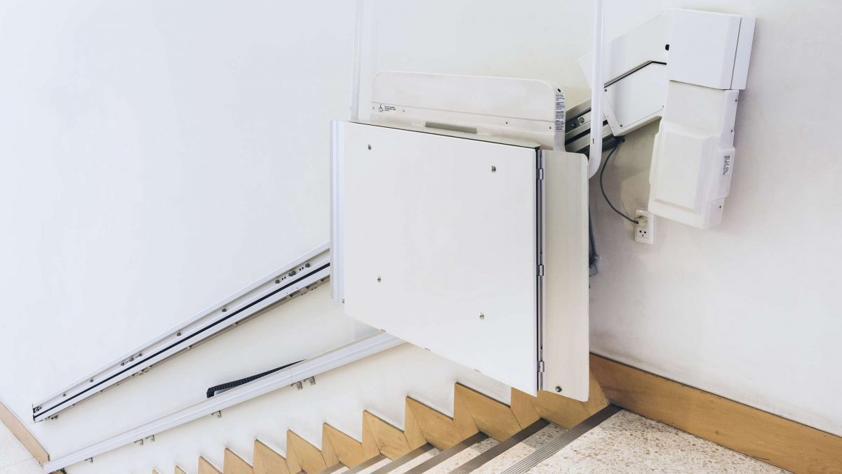 Ein Treppenhaus mit Treppenlift